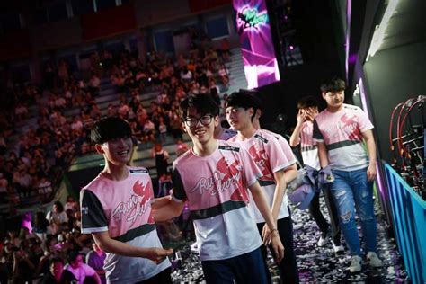 Korean Contenders champions RunAway signed by an .